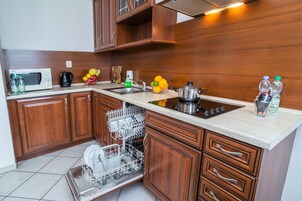 Apartamento Grand, varias camas, cocina básica | Cocina privada | Frigorífico, placa de cocina, hervidor eléctrico y utensilios de cocina
