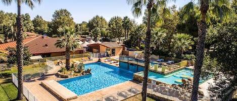 Una piscina al aire libre de temporada