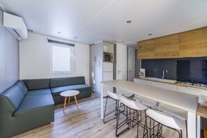 Mobile Home (California) | Cuisine privée | Grand réfrigérateur, micro-ondes, plaque de cuisson