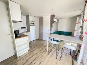 Comfort Mobile Home (Bahamas) | Private kitchen