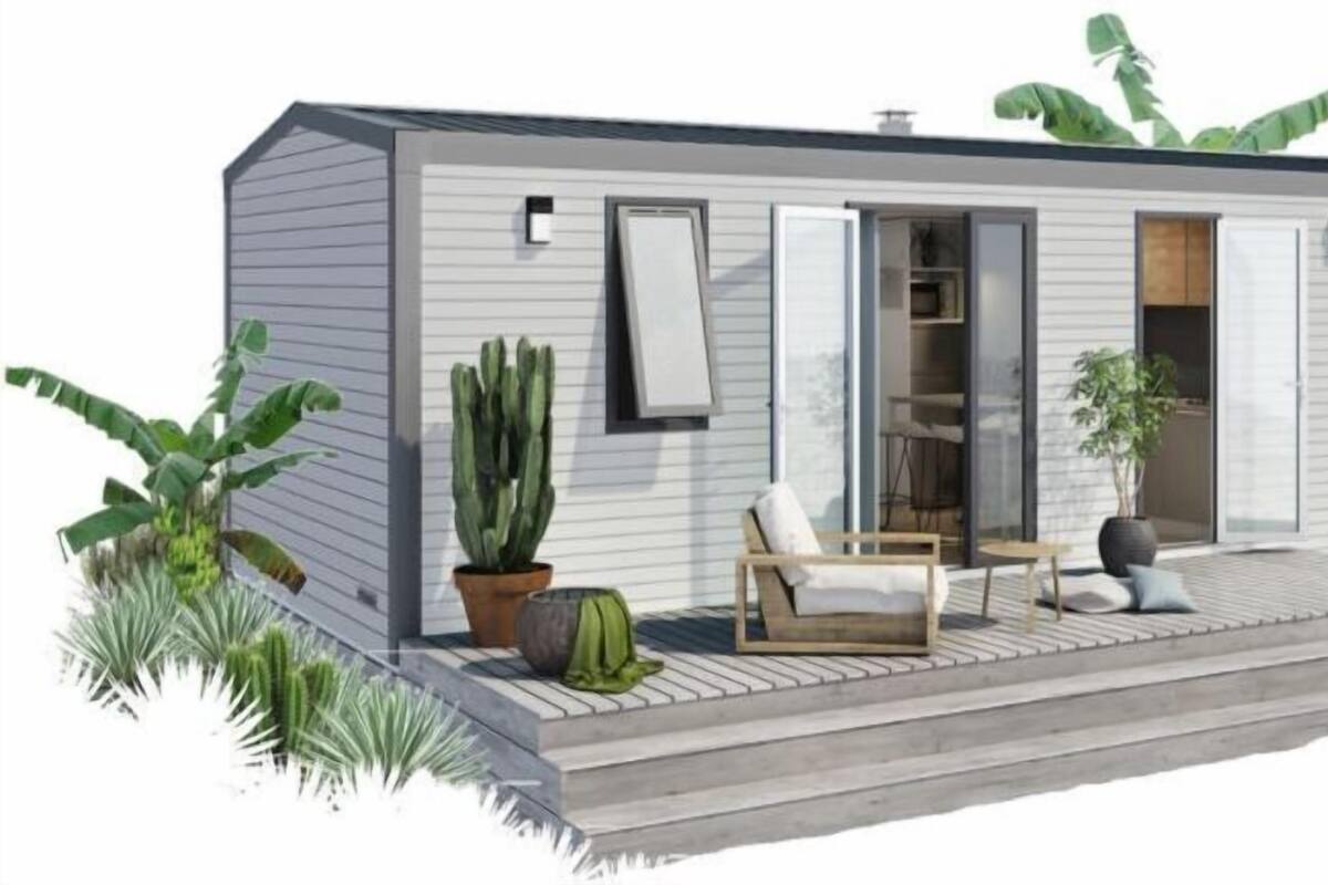 Uma casa moderna térrea com varanda, uma cadeira, uma mesa e um vaso de planta.