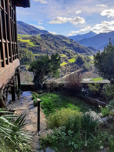 Richard and Suzanne Aparment cozy with an incredible views, quiet Valley.