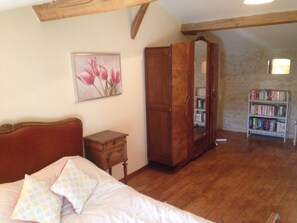 2 室のベッドルーム、WiFi (無料)、ベッドシーツ