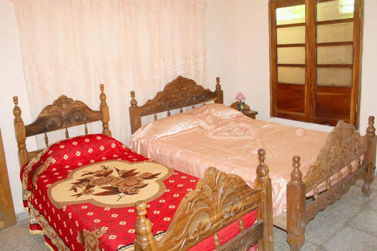 Deluxe-Dreibettzimmer, eigenes Bad | Individuell dekoriert, individuell eingerichtet, Verdunkelungsvorhänge