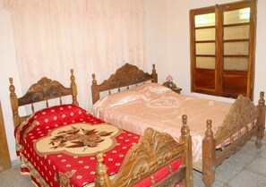 Deluxe-Dreibettzimmer, eigenes Bad | Individuell dekoriert, individuell eingerichtet, Verdunkelungsvorhänge