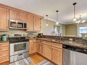Condo, varias camas (Silver Seas 201) | Cocina privada