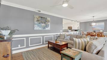 Condo, nhiều giường (Silver Seas 303) | Khu phòng khách