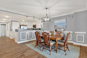 Kondominium, Beberapa Tempat Tidur (Silver Seas 303) | Tempat makan