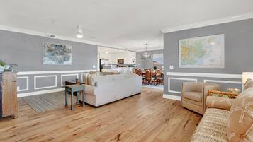 Condo, nhiều giường (Silver Seas 303) | Khu phòng khách