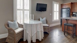 Apartment, 1 King Bed (Southern Elegance Carriage House) | Private kitchen - Southern Elegance Carriage House (Savannah)