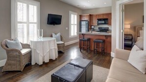 Apartment, 1 King Bed (Southern Elegance Carriage House) | Living area - Southern Elegance Carriage House (Savannah)