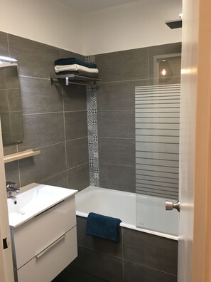 Ducha y bañera combinadas, secador de pelo, toallas y papel higiénico
