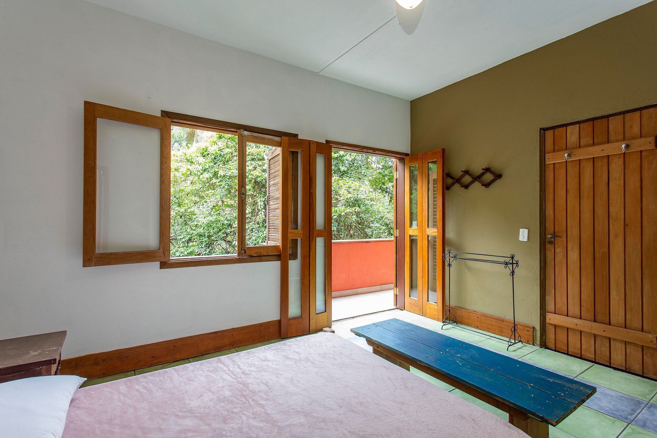 5 quartos, berço de viagem, roupa de cama