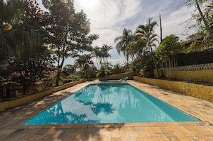 Piscina externa, espreguiçadeiras