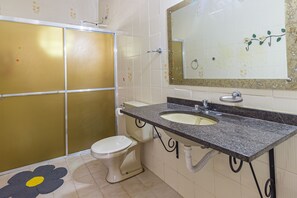 Casa Confort | Baño | Ducha y toallas