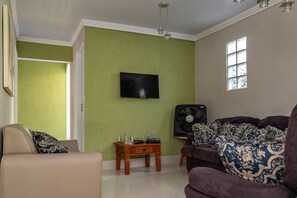 House, 2 Bedrooms | Living room | Flat-screen TV - Casa Viela da Paz (Ilhabela)