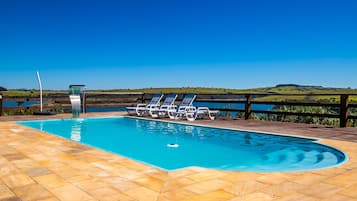 Piscine extérieure, chaises longues