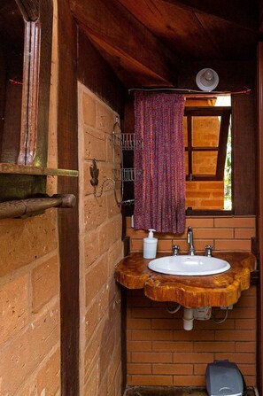Chalet (Hortênsia) | Bagno | Doccia, set di cortesia gratuito, asciugamani