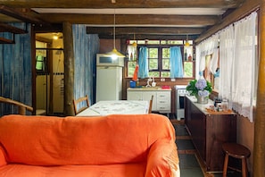 Chalet, 2 habitaciones | Sala de estar | Televisión de pantalla plana 