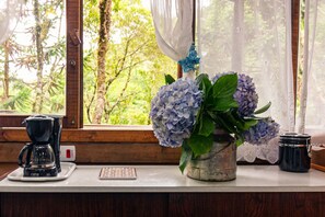 Chalet, 2 Bedrooms | Private kitchen | Fridge, microwave, oven, stovetop - Aprecie a natureza em Campos do Jordao - Chale Lírio (Campos do Jordão)