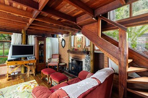 Chalé, 2 quartos | Sala de estar | TV de tela plana