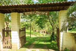A gated entrance with a sign reading "SITIO do Jacare". - Sítio em Igaratá - perfeito para descanso em família (Igarata)