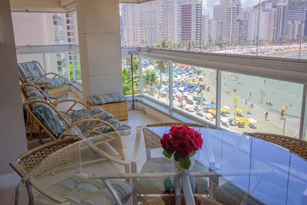 Apartment, 4 Bedrooms | Living room | Flat-screen TV - Apartamento Les Vagues (Guarujá)