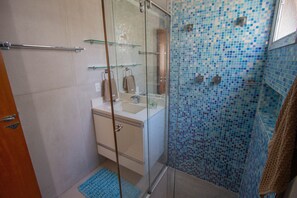 Departamento, 4 habitaciones | Baño | Regadera, amenidades de baño gratuitas, toallas 