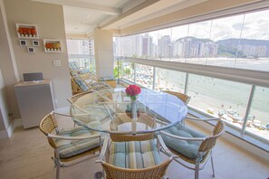 Apartment, 4 Bedrooms | Living room | Flat-screen TV - Apartamento Les Vagues (Guarujá)