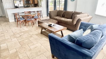 Deluxe-huoneisto, 3 makuuhuonetta | 1 makuuhuone, ylelliset vuodevaatteet, yksilöllisesti sisustettu