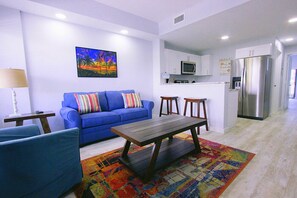 コンフォート スイート キングベッド 1 台ソファーベッド付き | リビングルーム | テレビ