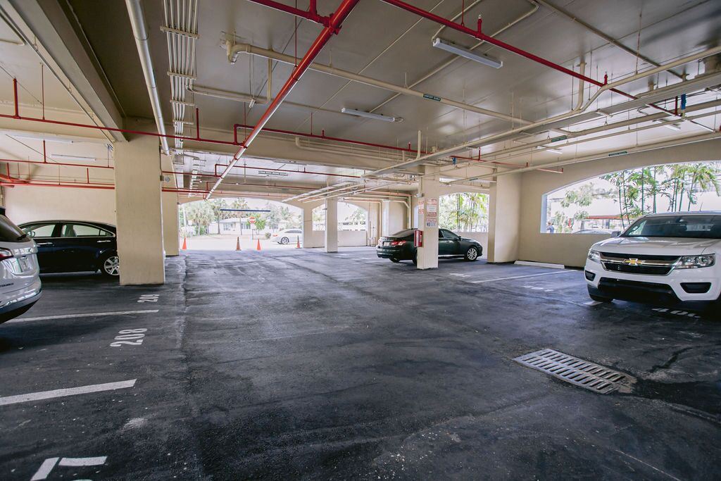 Un estacionamiento subterráneo con varios niveles y columnas.