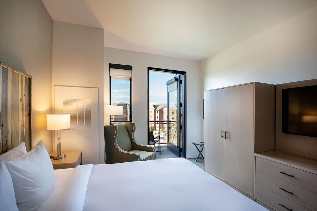 Luxe beddengoed, pillowtop-bedden, een strijkplank/strijkijzer