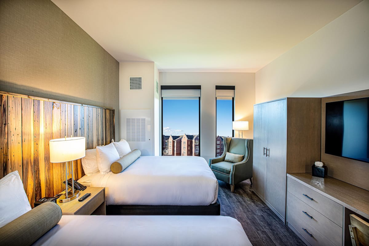 Luxe beddengoed, pillowtop-bedden, een strijkplank/strijkijzer