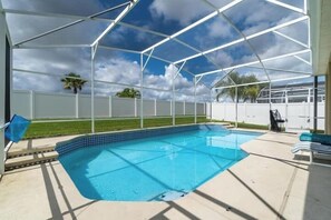 A heated pool - Family Friendly, Spacious 6BD Villa w/Pool, Near parks (Davenport)