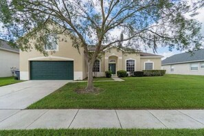 Exterior - Fun Family Escape: 6 BR Oasis w/Private South-Facing Pool! (Davenport)