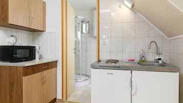 Mikrowelle, Toaster, Esstisch