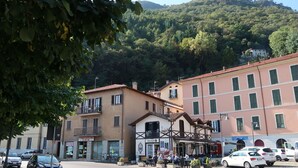 A street view with buildings, parked cars, and a crosswalk. - Beautiful apartment for 6 guests with WIFI, TV, balcony and pets allowed (Dongo)