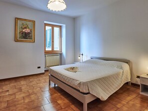 2 bedrooms, travel cot, free WiFi, bed sheets