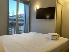Hypo-allergenic bedding, down comforters, soundproofing, free WiFi - Jazz Hotel (Naples)