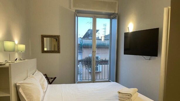 Hypo-allergenic bedding available, down comforters, soundproofing - Jazz Hotel (Naples)