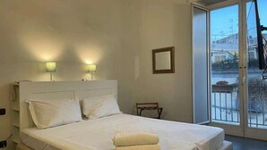 Hypo-allergenic bedding available, down comforters, soundproofing - Jazz Hotel (Naples)