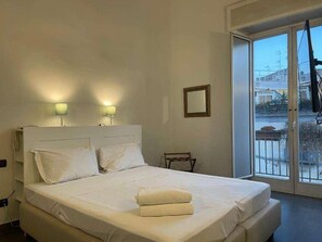 Hypo-allergenic bedding available, down comforters, soundproofing - Jazz Hotel (Naples)