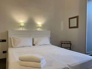 Hypo-allergenic bedding, down comforters, soundproofing, free WiFi - Jazz Hotel (Naples)