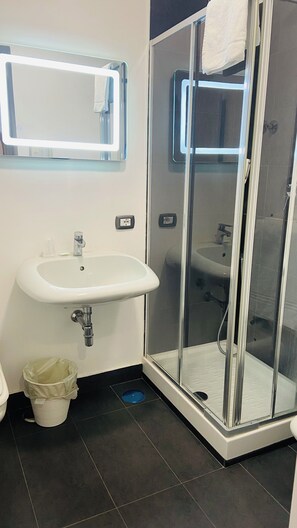 Hypo-allergenic bedding, down comforters, soundproofing, free WiFi - Jazz Hotel (Naples)