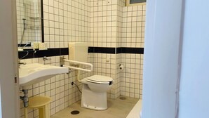 Bathroom | Hair dryer, towels, soap, shampoo - Jazz Hotel (Naples)