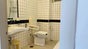 Hair dryer, towels, soap, shampoo - Jazz Hotel (Naples)