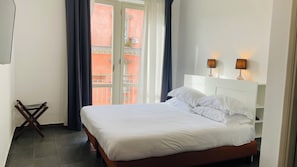 Hypo-allergenic bedding, down comforters, soundproofing, free WiFi - Jazz Hotel (Naples)