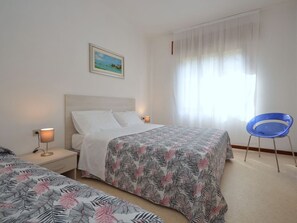 1 habitación, cuna de viaje y ropa de cama 