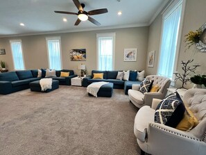 Smart TV, chimenea y libros 